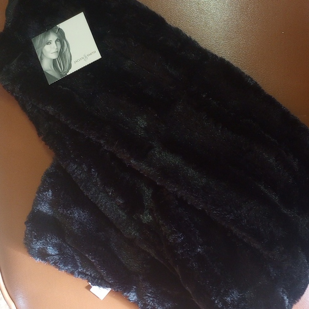 NWT Jacyln Smith Neutral Black Cold Weather Polyester Faux Fur Winter Scarf